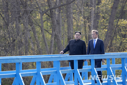 [판문점=뉴시스]전신 기자 = 지난 2018년 4월27일 문재인 대통령과 김정은 북한 국무위원장이 경기 파주 판문점 도보다리에서 산책하며 대화하고 있다. 2018.04.27.&nbsp; photo1006@newsis.com
