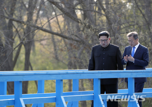 [판문점=뉴시스]전신 기자 = 문재인 대통령과 김정은 국무위원장이 지난 2018년 4월27일 경기 파주시 판문점 도보다리에서 산책을 하며 대화하고 있는 모습. 2018.04.27. photo1006@newsis.com