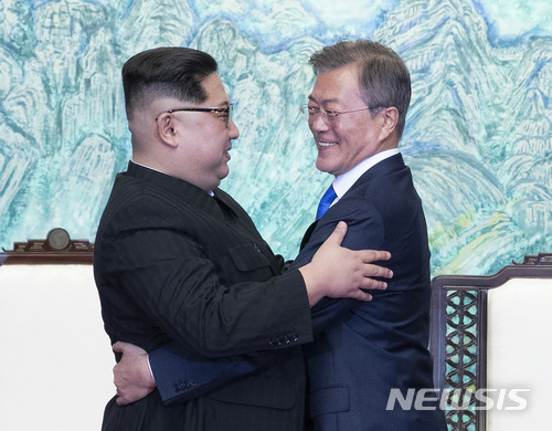 【판문점=뉴시스】문재인 대통령과 김정은 국무위위원장의 모습. (사진=뉴시스DB). 2018.04.27. 