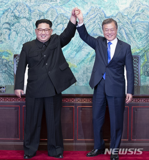 【판문점=뉴시스】전진환 기자 = 문재인 대통령과 김정은 국무위위원장이 27일 오후 경기도 파주 판문점에서 '판문점 선언문'에 서명, 교환한 뒤 서로 손을 잡고 밝게 웃고 있다. 2018.4.27.&nbsp; amin2@newsis.com