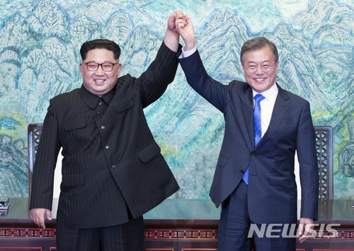 【판문점=뉴시스】전진환 기자 = 문재인 대통령과 김정은 국무위위원장이 27일 오후 경기도 파주 판문점에서 '판문점 선언문'에 서명, 교환한 뒤 서로 손을 잡고 밝게 웃고 있다. 2018.4.27. amin2@newsis.com