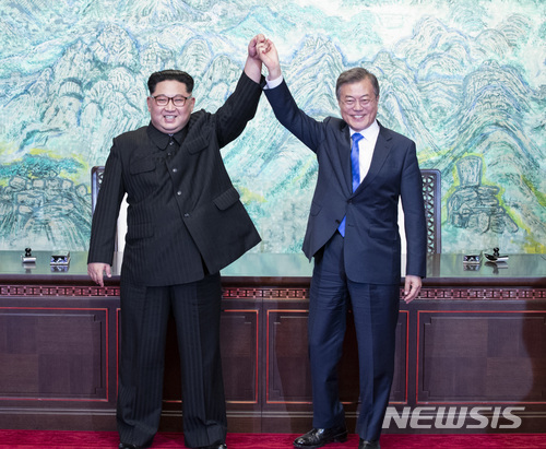 【판문점=뉴시스】전진환 기자 = 문재인 대통령과 김정은 국무위위원장이 27일 오후 경기도 파주 판문점에서 '판문점 선언문'에 서명, 교환한 뒤 서로 손을 잡고 밝게 웃고 있다. 2018.4.27.&nbsp; amin2@newsis.com