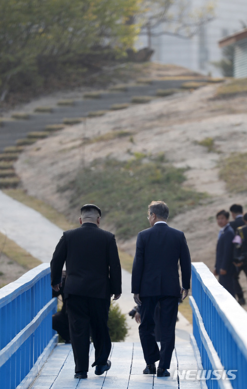 【판문점=뉴시스】전신 기자 = 지난해 4·27 판문점 정상회담 당시 공동 식수를 마치고 ‘도보다리 산책'을 하고 있는 문재인 대통령과 김정은 국무위원장. 2010.04.28 photo1006@newsis.com