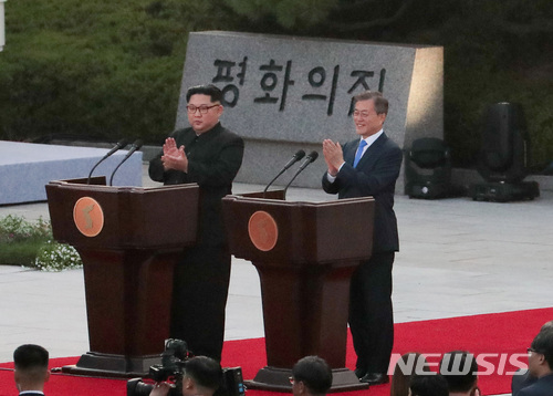 【판문점=뉴시스】전신 기자 = 문재인 대통령과 김정은 국무위원장이 27일 경기 파주시 판문점 평화의 집 앞에서 판문점 선언을 낭독하고 있다. 2018.04.27.&nbsp; photo1006@newsis.com