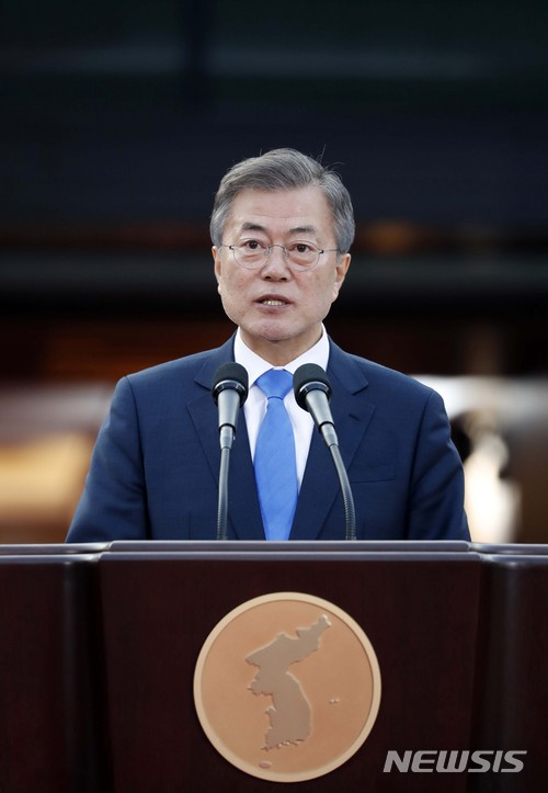 【판문점=뉴시스】전신 기자 = 문재인 대통령이 27일 판문점 평화의 집 앞에서 공동합의문(선언문)을 발표하고 있다. 2018.04.27. photo1006@newsis.com