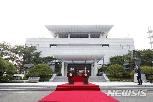 【판문점=뉴시스】&nbsp; 청와대는 1일 도널드 트럼프 미국 대통령이 판문점을 북미정상회담 개최 후보지로 언급한 것 관련 "분단을 녹여내고 새로운 평화 이정표를 세우는 장소로서 판문점은 상당히 의미가 있다"고 밝혔다. 문 대통령과 김 국무위원장이 지난달 27일 판문점 평화의 집 앞에서 공동합의문(선언문)을 발표하고 있다. 2018.04.27.&nbsp; photo1006@newsis.com