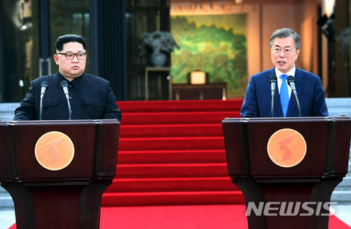 【판문점=뉴시스】전신 기자 = 27일 오후 문재인 대통령과 김정은 국무위원장이 판문점 평화의 집 앞마당에서 남북공동선언인 '판문점 선언' 발표를 하고있다. 2018.04.27&nbsp; photo1006@newsis.com