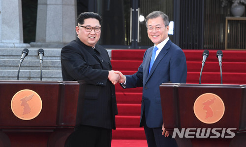 【판문점=뉴시스】전신 기자 = 2018 남북정상회담이 열린 27일 경기도 파주시 판문점 평화의집 앞에서 문재인 대통령과 김정은 국무위원장이 '판문점 선언'을 발표한뒤 악수를 하고 있다. 2018.04.27&nbsp; photo1006@newsis.com 