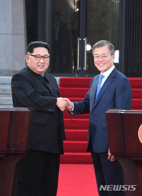 【판문점=뉴시스】전신 기자 = 2018 남북정상회담이 열린 27일 경기도 파주시 판문점 평화의집 앞에서 문재인 대통령과 김정은 국무위원장이 '판문점 선언'을 발표한뒤 악수를 하고 있다. /2018.04.27&nbsp; photo1006@newsis.com 
