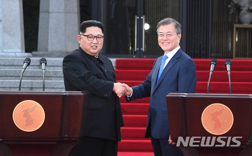 【판문점=뉴시스】전신 기자 = 2018 남북정상회담이 열린 27일 경기도 파주시 판문점 평화의집 앞에서 문재인 대통령과 김정은 국무위원장이 '판문점 선언'을 발표한뒤 악수를 하고 있다. /2018.04.27&nbsp; photo1006@newsis.com 