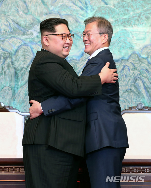 【판문점=뉴시스】전진환 기자 = 문재인 대통령과 김정은 국무위위원장이 27일 오후 경기도 파주 판문점에서 '판문점 선언문'에 서명한 뒤 서로 포옹하고 있다. 2018.04.27.&nbsp;&nbsp; amin2@newsis.com