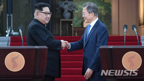 【판문점=뉴시스】전신 기자 = 2018 남북정상회담이 열린 지난달 27일 경기도 파주시 판문점 평화의집 앞에서 문재인 대통령과 김정은 국무위원장이 '판문점 선언'을 발표한뒤&nbsp; 악수를 하고 있다. 2018.04.27&nbsp; photo1006@newsis.com