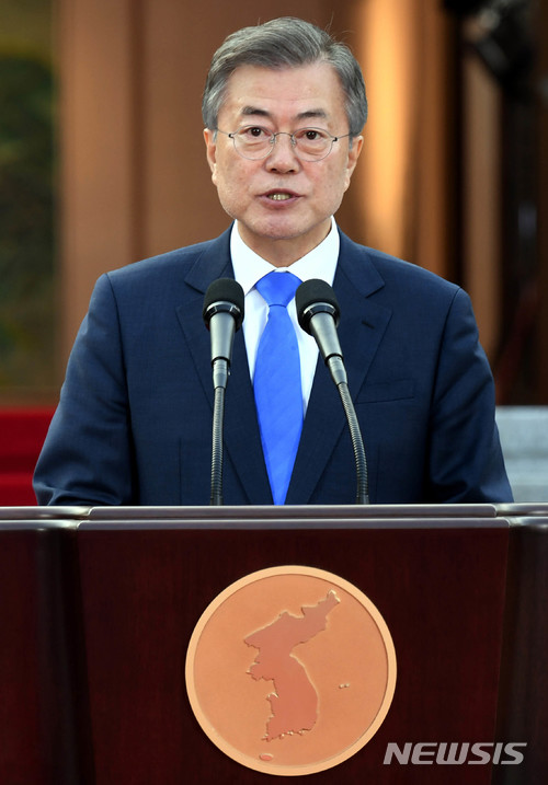 【판문점=뉴시스】전신 기자 = 27일 오후 문재인 대통령이 판문점 평화의 집 앞마당에서 남북공동선언인 '판문점 선언' 발표를 하고있다. 2018.04.27 photo1006@newsis.com