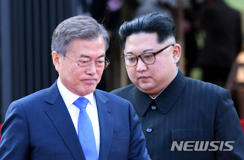【판문점=뉴시스】전신 기자 = 27일 오후 문재인 대통령과 김정은 국무위원장이 판문점 평화의 집 앞마당에서 남북공동선언인 '판문점 선언' 을 발표하기 위해 연단으로 향하고 있다. 2018.04.27&nbsp; photo1006@newsis.com