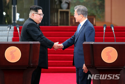 【판문점=뉴시스】 청와대는 판문점 선언 100일을 하루 앞둔 3일 "한반도 평화와 번영의 새 시대를 열어가기 위한 담대한 여정이 출발했다"고 자평했다. 사진은 지난 4월27일 문재인 대통령과 김정은 국무위원장이 경기도 파주 판문점 평화의집 앞에서 판문점 선언을 발표한 뒤 악수하는 모습이다. (사진=뉴시스 자료사진) 2018.08.03.  photo1006@newsis.com