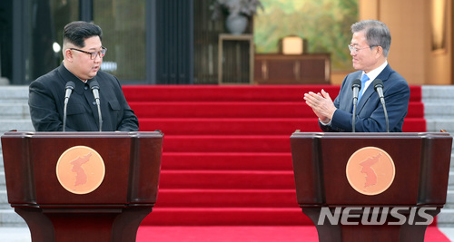 【판문점=뉴시스】전신 기자 = 문재인 대통령이 27일 오후 판문점 평화의집 앞에서 남북정상회담 판문점선언 발표를 마친 김정은 국무위원장에게 박수를 보내고 있다. 2018.04.27.&nbsp; photo1006@newsis.com 