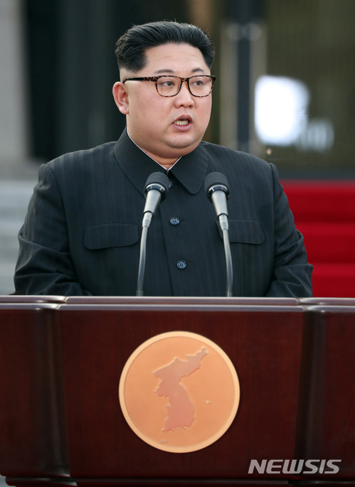 【판문점=뉴시스】전신 기자 = 김정은 국무위원장이 27일 오후 판문점 평화의집 앞에서 남북정상회담 판문점선언을 발표하고 있다. 2018.04.27. photo1006@newsis.com