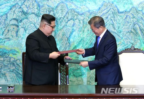 【판문점=뉴시스】전진환 기자 = 문재인 대통령과 김정은 국무위원장이 27일 오후 판문점 평화의 집에서 열린 남북정상회담에서 한반도의 평화와 번영, 통일을 위한 판문점 선언문에 서명 후 교환하고 있다. 2018.04.27.&nbsp; amin2@newsis.com