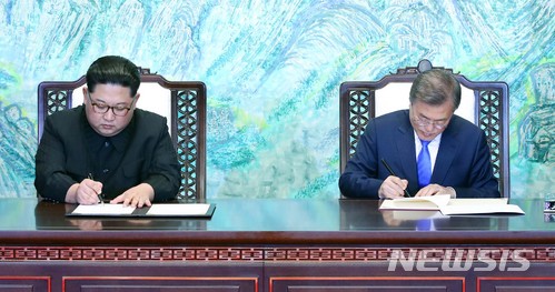 【판문점=뉴시스】전진환 기자 = 문재인 대통령과 김정은 국무위원장이 27일 오후 판문점 평화의 집에서 열린 남북정상회담에서 한반도의 평화와 번영, 통일을 위한 판문점 선언문에 서명하고 있다. 2018.04.27.&nbsp; amin2@newsis.com