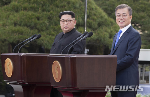 【판문점=뉴시스】전신 기자 = 문재인 대통령과 김정은 국무위위원장이 27일 오후 경기도 파주 판문점 내 평화의 집에서 판문점 선언 공동 발표를 하고 있다. 2018.04.27&nbsp; photo1006@newsis.com
