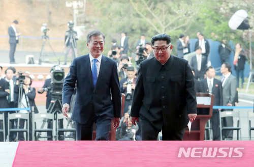 【판문점=뉴시스】전진환 기자 = 문재인 대통령과 김정은 국무위원장이 27일 오후 경기 파주시 판문점 평화의 집 앞에서 판문점 선언을 마친 후 이동 하고 있다. 2018.04.27.&nbsp; amin2@newsis.com 