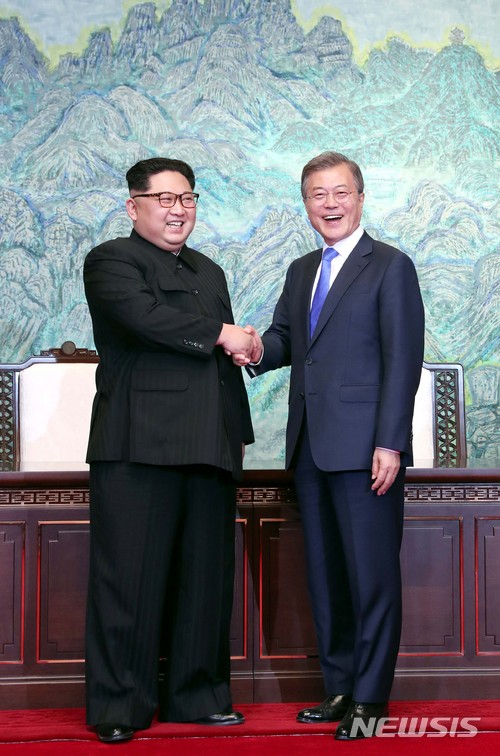【판문점=뉴시스】전진환 기자 = 문재인 대통령과 김정은 국무위원장이 4월27일 오후 판문점 평화의 집에서 열린 남북정상회담에서 한반도의 평화와 번영, 통일을 위한 판문점 선언문에 서명 후 서로 손을 잡고 있다. 2018.04.27. amin2@newsis.com
