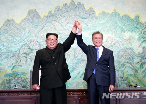 【판문점=뉴시스】전진환 기자 = 문재인 대통령과 김정은 국무위원장이 27일 오후 판문점 평화의 집에서 열린 남북정상회담에서 한반도의 평화와 번영, 통일을 위한 판문점 선언문에 서명 후 서로 손을 잡고 있다. 2018.04.27. amin2@newsis.com