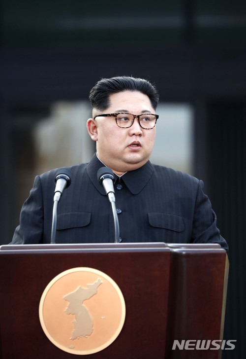 【판문점=뉴시스】전신 기자 = 27일 오후 김정은 국무위원장이 판문점 평화의 집 앞마당에서 남북공동선언인 '판문점 선언' 을 발표하고 있다. 2018.04.27. photo1006@newsis.com