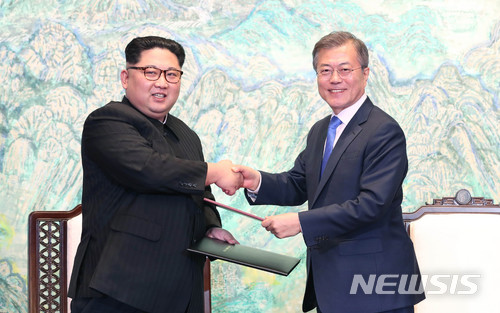 【판문점=뉴시스】전진환 기자 =문재인 대통령과 김정은 국무위원장이 27일 오후 판문점 평화의 집에서 열린 남북정상회담에서 한반도의 평화와 번영, 통일을 위한 판문점 선언문에 서명 후 교환하고 있다. 2018.4.27 amin2@newsis.com