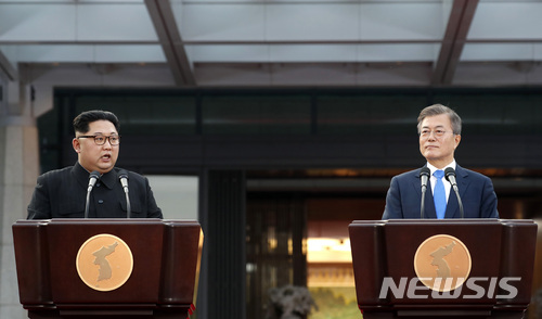 【판문점=뉴시스】전신 기자 = 문재인 대통령과 김정은 국무위원장이 지난 4월27일 경기도 파주 판문점 평화의집 앞에서 판문점 선언을 발표 하고 있다. 2018.04.27. photo1006@newsis.com