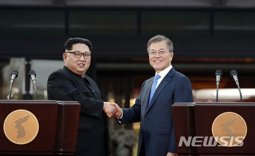 【판문점=뉴시스】전신 기자 = 문재인 대통령과 김정은 국무위원장이 27일 경기도 파주 판문점 평화의집 앞에서 판문점 선언을 발표 한 뒤 악수 하고 있다. 2018.04.27.&nbsp; photo1006@newsis.com