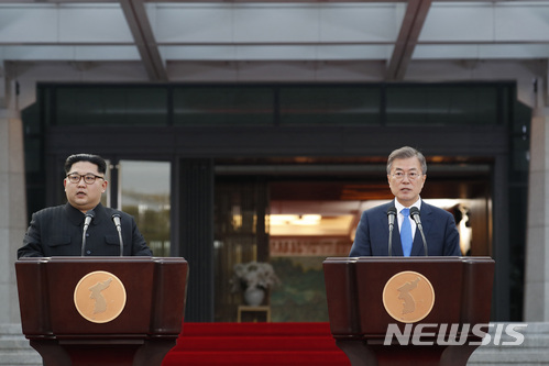 【판문점=뉴시스】전신 기자 = 문재인 대통령과 김정은 국무위원장의 모습. (사진=뉴시스DB). 2018.04.27. 