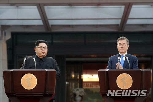 【판문점=뉴시스】전신 기자 = 문재인 대통령과 김정은 국무위원장의 모습. (사진=뉴시스DB). 2018.04.27.