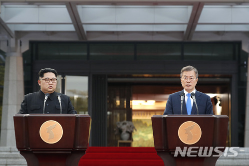 【판문점=뉴시스】전신 기자 = 문재인 대통령과 김정은 국무위원장이 27일 경기도 파주 판문점 평화의집 앞에서 판문점 선언을 발표 하고 있다. 2018.04.27.&nbsp; photo1006@newsis.com