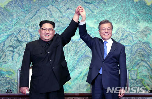 【판문점=뉴시스】전진환 기자 = 문재인 대통령과 김정은 국무위원장이 27일 오후 판문점 평화의 집에서 열린 남북정상회담에서 한반도의 평화와 번영, 통일을 위한 판문점 선언문에 서명 후 서로 손을 잡고 있다. 2018.04.27. amin2@newsis.com