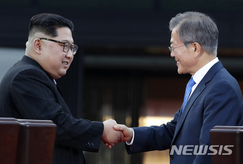 【판문점=뉴시스】전신 기자 = 문재인 대통령과 김정은 국무위원장이 27일 경기도 파주 판문점 평화의집 앞에서 판문점 선언을 발표 한 뒤 악수 하고 있다. 2018.04.27.&nbsp; photo1006@newsis.com 