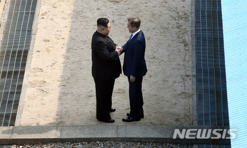【판문점=뉴시스】전신 기자 = 문재인 대통령이 판문점 군사 분계선에서 김정은 국무위원회 위원장과 악수를 나누고 있다. 2018.04.27.&nbsp; photo1006@newsis.com