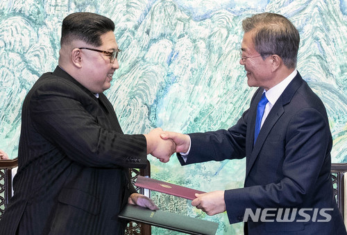 【판문점=뉴시스】전진환 기자 = 문재인 대통령과 김정은 국무위위원장이 27일 오후 경기도 파주 판문점 평화의 집에서 한반도의 평화와 번영, 통일을 위한 '판문점선언'에 서명한 뒤 악수하고 있다. 2018.4.27 amin2@newsis.com