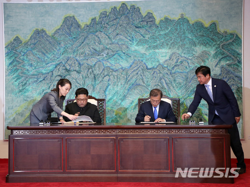 【판문점=뉴시스】전진환 기자 =문재인 대통령과 김정은 국무위원장이 27일 오후 판문점 평화의 집에서 열린 남북정상회담에서 한반도의 평화와 번영, 통일을 위한 판문점 선언문에 서명 하고 있다. 2018.4.27&nbsp;&nbsp; amin2@newsis.com