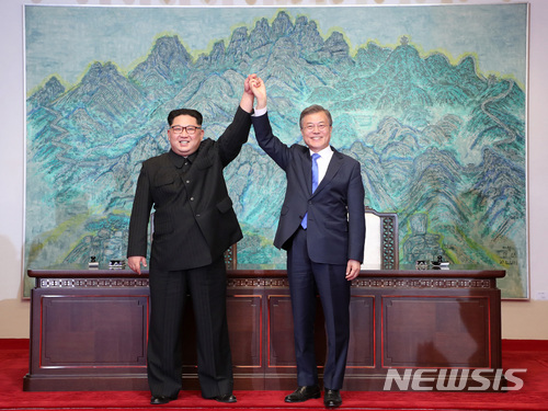 【판문점=뉴시스】전진환 기자 =문재인 대통령과 김정은 국무위원장이 27일 오후 판문점 평화의 집에서 열린 남북정상회담에서 한반도의 평화와 번영, 통일을 위한 판문점 선언문에 서명한 뒤 손을 잡고 있다. 2018.4.27&nbsp; amin2@newsis.com