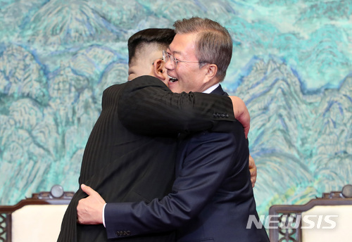 【판문점=뉴시스】전진환 기자 = 문재인 대통령과 김정은 국무위원장이 27일 오후 판문점 평화의 집에서 열린 남북정상회담에서 한반도의 평화와 번영, 통일을 위한 '판문점선언'에 서명한 뒤 포옹하고 있다. 2018.4.27.&nbsp; amin2@newsis.com 