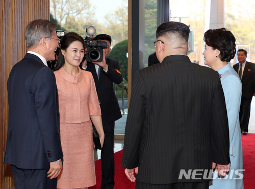 【판문점=뉴시스】전진환 기자 = 남북 정상 내외가 27일 경기도 파주 판문점 평화의집에서 만나 인사하고 있다. 2018.4.27&nbsp; amin2@newsis.com 