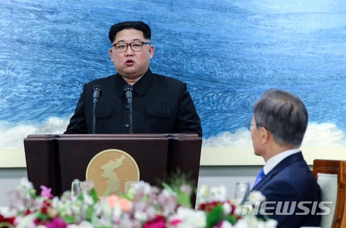【판문점=뉴시스】전진환 기자 = 김정은 국무위원장이 27일 오후 판문점 평화의 집에서 열린 환영만찬에서 문재인 대통령의 환영사에 답사를 하고 있다. 2018.04.27. amin2@newsis.com