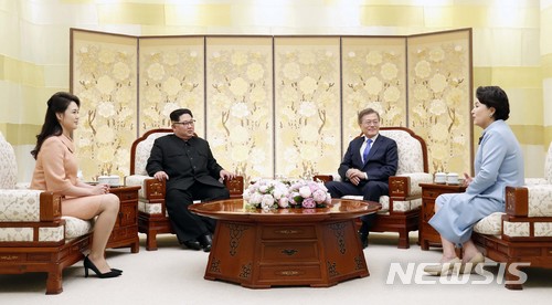 【판문점=뉴시스】전진환 기자 = 문재인 대통령과 부인 김정숙 여사와 김정은 북한 국무위원장과 부인 리설주 여사가 27일 경기도 파주 판문점 평화의집에서 환담을 하고 있다. 2018.04.27.&nbsp; amin2@newsis.com