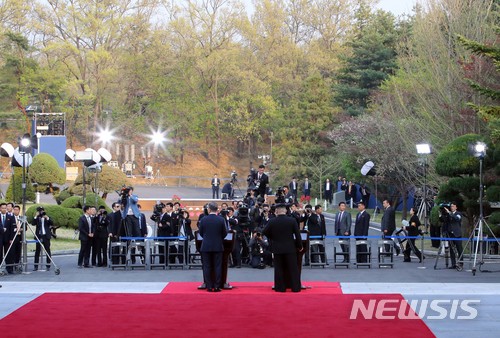 【판문점=뉴시스】전신 기자 = 문재인 대통령과 김정은 국무위원장이 27일 오후 판문점 평화의집 앞에서 판문점 선언을 하고 있다. 2018.04.27. photo1006@newsis.com