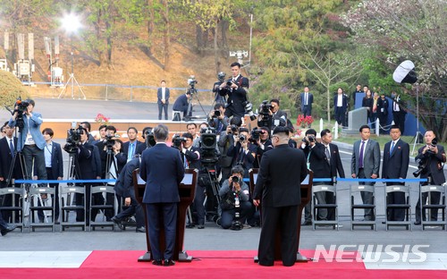 【판문점=뉴시스】전신 기자 = 문재인 대통령과 김정은 국무위원장이 27일 오후 판문점 평화의집 앞에서 판문점 선언을 하고 있다. 2018.04.27. photo1006@newsis.com