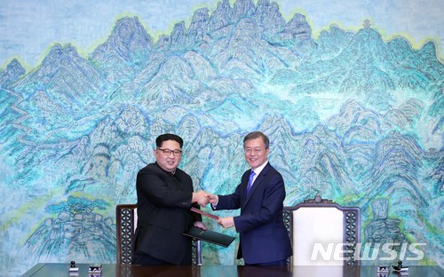 【판문점=뉴시스】전진환 기자 = 문재인 대통령과 김정은 국무위원장이 27일 오후 판문점 평화의 집에서 열린 남북정상회담에서 한반도의 평화와 번영, 통일을 위한 판문점 선언문에 서명 후 교환 하고 있다. 2018.04.27.&nbsp; amin2@newsis.com