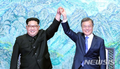 【판문점=뉴시스】전진환 기자 = 문재인 대통령과 김정은 국무위원장이 27일 오후 판문점 평화의 집에서 열린 남북정상회담에서 한반도의 평화와 번영, 통일을 위한 판문점 선언문에 서명 후 서로 손을 잡고 위로 들어 보이고 있다. 2018.04.27.&nbsp; amin2@newsis.com