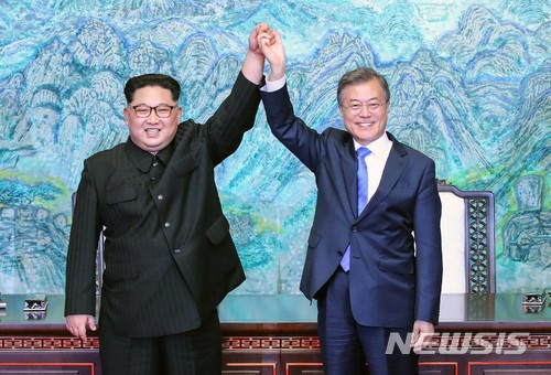 【판문점=뉴시스】전진환 기자 = 문재인 대통령과 김정은 국무위원장이 27일 오후 판문점 평화의 집에서 열린 남북정상회담에서 한반도의 평화와 번영, 통일을 위한 판문점 선언문에 서명 후 서로 손을 잡고 위로 들어 보이고 있다. 2018.04.27.&nbsp; amin2@newsis.com