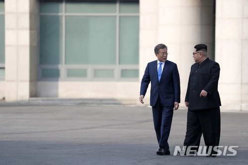 【판문점=뉴시스】전신 기자 = 문재인 대통령과 김정은 국무위원장이 27일 오후 판문점에서 도보산책을 하며 대화를 나누고 있다. 2018.04.27. photo1006@newsis.com